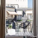 Spacious Studio On The Champs-Elysees